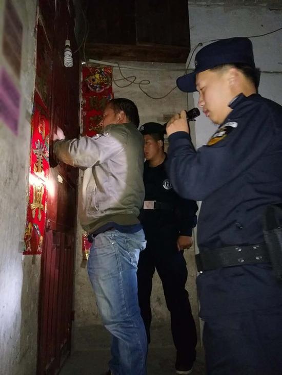 洒雨镇粗心妈妈误将幼女锁家中 