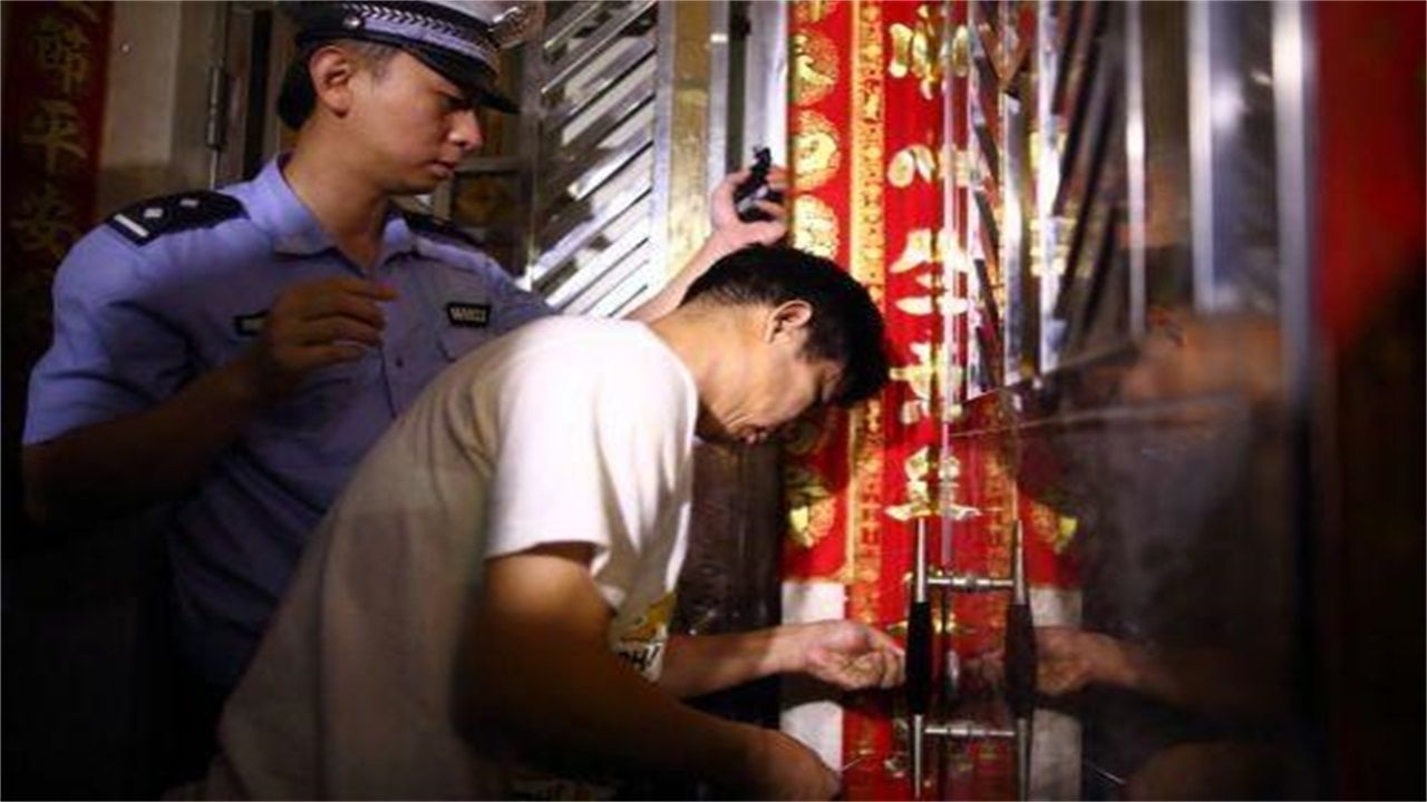 洒雨镇请开锁师傅开了锁后，师傅